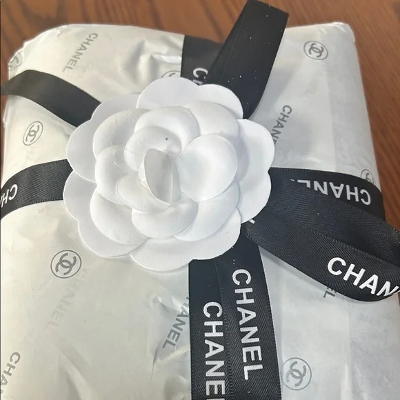 Chanel VIP White and Black Scarf/Throw/Wrap-Camellia, ribbon, tissue paper & box - Picture 2 of 9